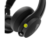 Charger l&#39;image dans la galerie, Casque Skullcandy noir, gros plan. Bouton jaune, surface noire.

