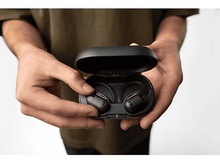 Charger l&#39;image dans la galerie, Un ordinateur portable noir avec un jeu sur l&#39;écran.
