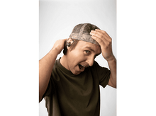 Charger l&#39;image dans la galerie, Un homme portant une casquette camouflage avec des écouteurs dans l&#39;oreille, surpris.
