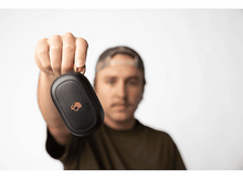 Charger l&#39;image dans la galerie, Un homme tenant un haut-parleur Skullcandy noir sur fond blanc.
