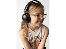 Charger l&#39;image dans la galerie, Fille blonde avec casque et lunettes souriant, fond blanc.
