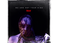 Pochette d'album. Visage couvert d'un tissu. Fond noir. Texte en haut.