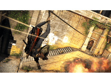 Charger l&#39;image dans la galerie, Capture d&#39;écran de jeu vidéo. Un homme descend en rappel d&#39;un bâtiment, explosion en arrière-plan.
