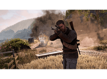 Charger l&#39;image dans la galerie, Un homme vise avec un fusil, avec de la fumée et du feu en arrière-plan. La scène est en extérieur.
