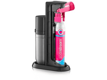 Charger l&#39;image dans la galerie, Une machine SodaStream noire et rose avec une bouteille de gaz à l&#39;intérieur, sur une surface blanche.
