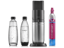 Charger l&#39;image dans la galerie, Machine SodaStream avec bouteilles et bouteille de gaz. Fond blanc. Marque SodaStream visible.
