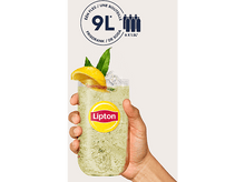 Charger l&#39;image dans la galerie, Une main tient un verre de soda vert avec de la glace. Il y a un logo Lipton sur le verre. Une bouteille est visible.
