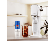 Charger l&#39;image dans la galerie, Machine SodaStream blanche avec mélange de soda Pepsi et un verre de soda sur un comptoir.
