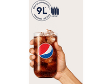 Charger l&#39;image dans la galerie, Une main tenant un verre de Pepsi avec de la glace. Le texte indique qu&#39;il s&#39;agit de 9 litres de soda, 6 bouteilles de 1,5L.
