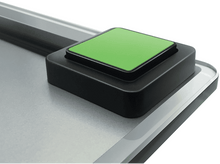 Charger l&#39;image dans la galerie, Gros plan d&#39;un bouton vert sur une balance. Bord noir, surface blanche.
