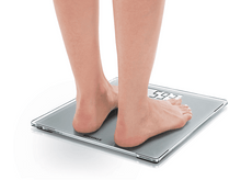 Charger l&#39;image dans la galerie, Pieds sur une balance numérique, affichant le poids.

