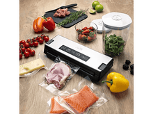 Charger l&#39;image dans la galerie, Une table avec divers ingrédients : viande, légumes, fraises et une machine à emballer sous vide.
