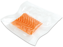 Charger l&#39;image dans la galerie, Un filet de saumon dans un sac transparent scellé sous vide sur une surface blanche.
