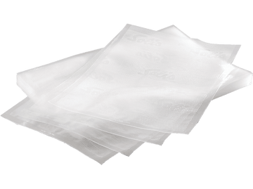 Pile de sacs transparents pour mise sous vide. Motif ondulé. Fond blanc. Gros plan.