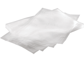 Pile de sacs transparents pour mise sous vide. Motif ondulé. Fond blanc. Gros plan.