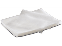 Charger l&#39;image dans la galerie, Pile de sacs transparents rectangulaires pour mise sous vide. La lumière les traverse. Fond blanc.
