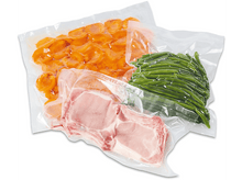 Charger l&#39;image dans la galerie, Paquets d&#39;aliments scellés sous vide. Contient des abricots coupés, des haricots verts et deux côtelettes de porc.
