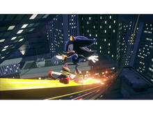 Charger l&#39;image dans la galerie, Shadow the Hedgehog court sur une traînée lumineuse au-dessus d&#39;une ligne d&#39;horizon nocturne.
