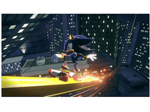 Charger l&#39;image dans la galerie, Shadow le Hérisson fait du skateboard, fond de la ville, grande vitesse, lumières vives, scène de jeu.
