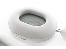 Charger l&#39;image dans la galerie, Casque blanc montrant le détail du coussinet avec un bouton argenté et une maille.
