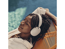 Charger l&#39;image dans la galerie, Une femme avec un casque se repose sur une chaise près d&#39;une piscine.

