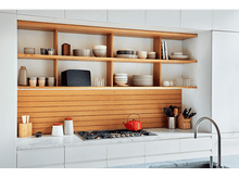 Charger l&#39;image dans la galerie, Une cuisine moderne avec des armoires blanches, des étagères en bois et divers ustensiles.
