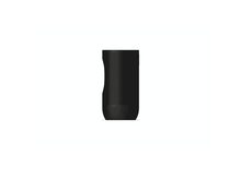 Charger l&#39;image dans la galerie, Haut-parleur noir sur blanc. Il a un design en maille. Le bas est noir uni avec un design incurvé.
