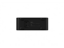 Charger l&#39;image dans la galerie, Subwoofer noir. Vue de dessous, montrant les connecteurs et les étiquettes sur fond blanc.
