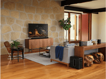 Charger l&#39;image dans la galerie, Lampadaire moderne avec smartphone montrant le contrôle de l&#39;application, ambiance sombre.
