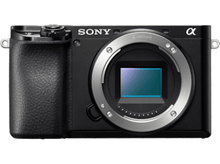 Charger l&#39;image dans la galerie, Appareil photo noir avec objectif, fond noir. La marque SONY est visible.
