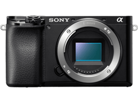 Appareil photo noir avec objectif, fond noir. La marque SONY est visible.