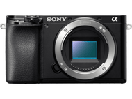 Appareil photo noir avec objectif, fond noir. La marque SONY est visible.