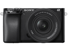 Charger l&#39;image dans la galerie, Appareil photo Sony noir avec objectif et paramètres visibles, sur fond blanc.
