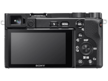 Charger l&#39;image dans la galerie, Un appareil photo Sony noir avec un écran. L&#39;objectif est à gauche. Boutons et molettes visibles. Fond blanc.

