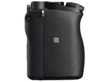 Charger l&#39;image dans la galerie, Vue latérale d&#39;un appareil photo noir avec une poignée texturée. Le corps de l&#39;appareil est sur fond blanc.
