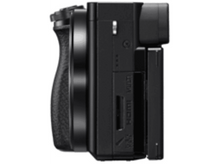 Charger l&#39;image dans la galerie, Un appareil photo Sony noir, vue latérale, isolé sur fond blanc.
