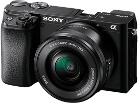 Appareil photo Sony Alpha noir avec objectif, commandes et le logo Sony. Il est sur fond blanc.