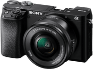 Appareil photo Sony Alpha noir avec objectif, commandes et le logo Sony. Il est sur fond blanc.