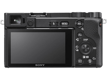 Charger l&#39;image dans la galerie, L&#39;arrière d&#39;un appareil photo Sony noir avec un écran et des boutons de commande.
