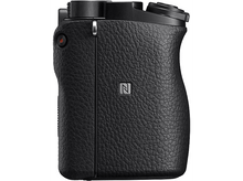 Charger l&#39;image dans la galerie, Gros plan sur le côté d&#39;un appareil photo noir, avec une poignée texturée, un bouton rouge et un logo.
