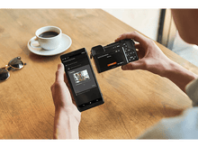 Charger l&#39;image dans la galerie, Personne utilisant un smartphone pour transférer des photos vers un appareil photo.
