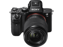 Charger l&#39;image dans la galerie, Un appareil photo Sony Alpha 7 II avec un objectif fixé, présenté sur fond blanc.
