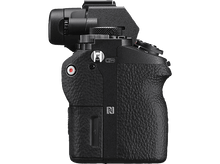 Charger l&#39;image dans la galerie, Vue latérale d&#39;un appareil photo noir avec prise texturée. Bouton d&#39;enregistrement rouge. Logo WiFi. Logo N. Divers cadrans et boutons.
