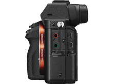 Charger l&#39;image dans la galerie, Vue latérale d&#39;un appareil photo noir, montrant les ports et une poignée.
