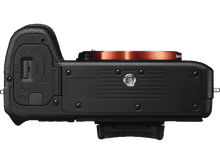 Charger l&#39;image dans la galerie, Appareil photo Sony noir avec anneau orange, vue de dessus, avec panneau d&#39;accès ouvert.
