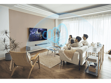 Charger l&#39;image dans la galerie, Une famille regarde la télévision dans un salon, avec des ondes sonores émanant de l&#39;écran.
