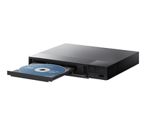 Charger l&#39;image dans la galerie, Un lecteur Blu-ray noir avec un disque dans le tiroir ouvert. Le lecteur est sur fond blanc.
