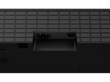 Charger l&#39;image dans la galerie, Gros plan de l&#39;arrière d&#39;une barre de son noire, montrant le port d&#39;entrée d&#39;alimentation et d&#39;autres connexions.
