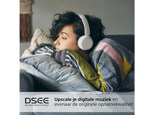 Charger l&#39;image dans la galerie, Femme sourit, préparant du pesto dans un mixeur, ingrédients sur la table.
