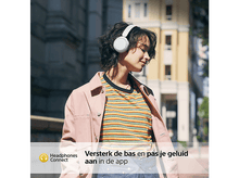 Charger l&#39;image dans la galerie, Une femme portant un casque blanc. Elle est dehors. Bâtiments en arrière-plan.
